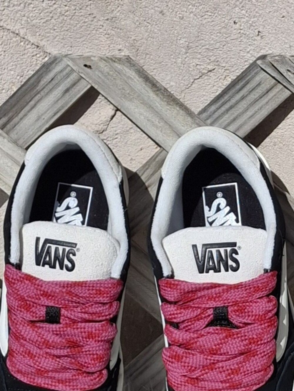 Vans Hylane Lace-Up Sneakers Black & White Thick Pink Laces Unisex W7/M5.5 - Picture 13 of 16